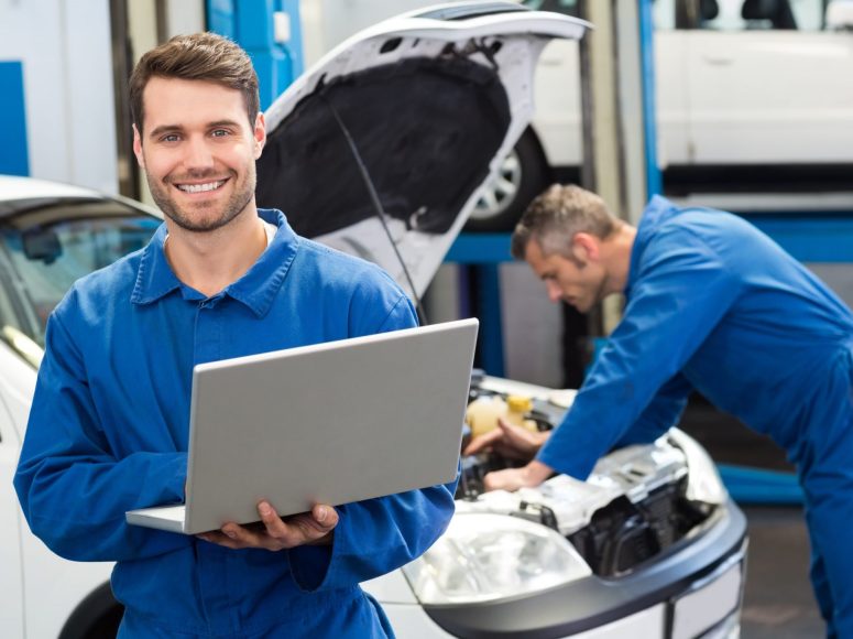 zwei Mechaniker, die die Reparatur und Wartung durchführen bei TOP Markenspezialist Autohaus Fischer, Spezialist für Renault, Dacia in Umgebung Gummersbach, Bergneustadt, Marienheide, Wipperfürth, Kierspe, Meinerzhagen, Olpe, Wiehl, Waldbröl