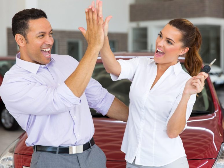 Zufriedene Kunden nach Fahrzeugvermittlung bei TOP Markenspezialist Autohaus Fischer. Spezialist für Renault, Dacia