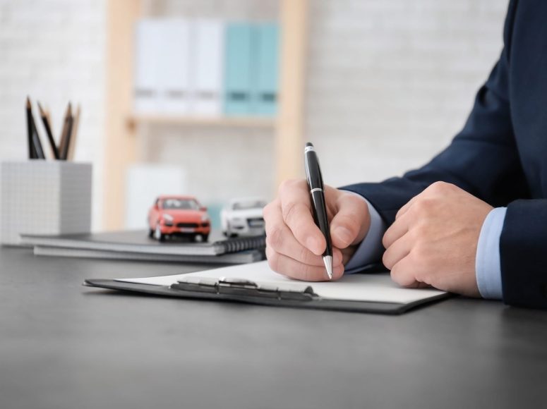 Kunde von Autohaus Fischer TOP Markenspezialist für Renault, Dacia unterzeichnet eine Neuwagen-Vollmacht.